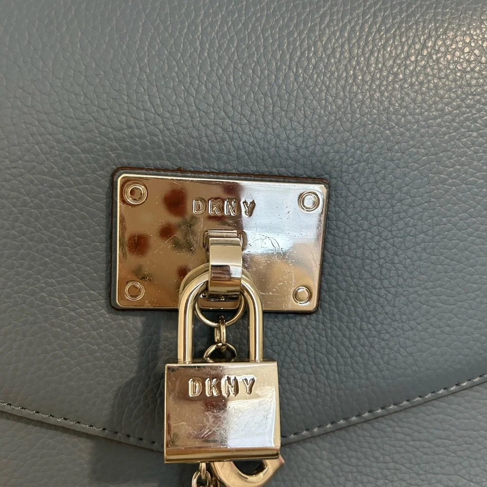 🩵DKNY Blue Leather Crossbody Bag with Chain Strap ECU - Picture 2 of 9